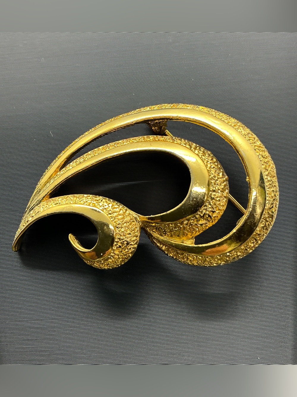 Vintage Unmarked Gold Tone Textured Abstract Plume Brooch Pin
